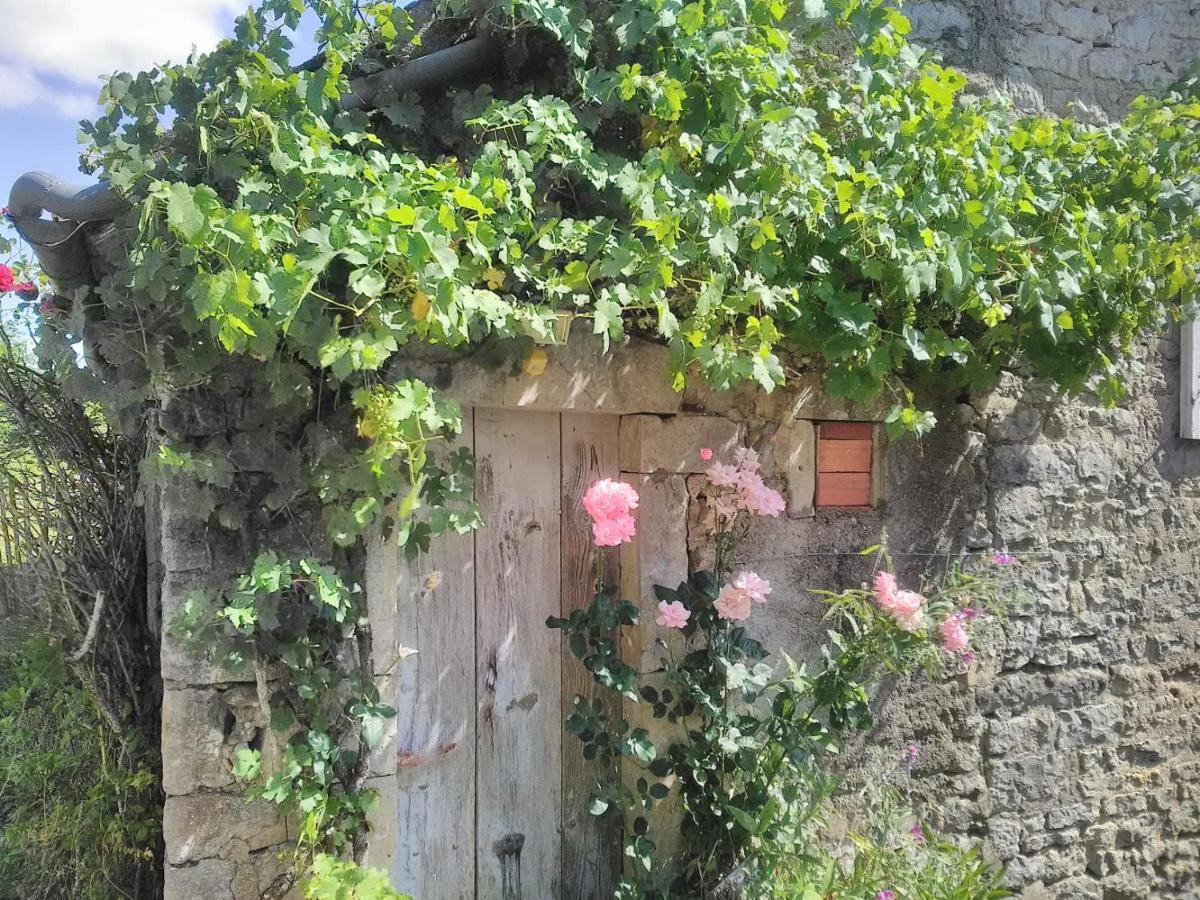 Gite Le Tilleul De La Fontaine Alluy Exterior photo